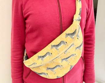 sac banane motifs zèbres grand format léger et pratique , sac banane fait main en France , sac banane femme , idée cadeau femme ,