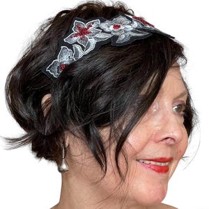 Faixa de cabeça preta bordada e com miçangas para mulher
