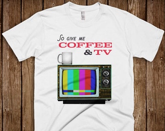 Blur - Café y TV - Camiseta - Britpop - Damon Albarn - 90's - Retro - Vintage - Coffee Lovers - Disponible en blanco y azul marino