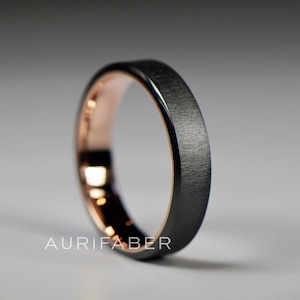 Anello in zirconio con oro rosa rosso all&#39;interno. Sottile fascia in zirconio, oro rosa. Anello bicolore. Fascia di fidanzamento nera per uomo. 5 mm di larghezza.