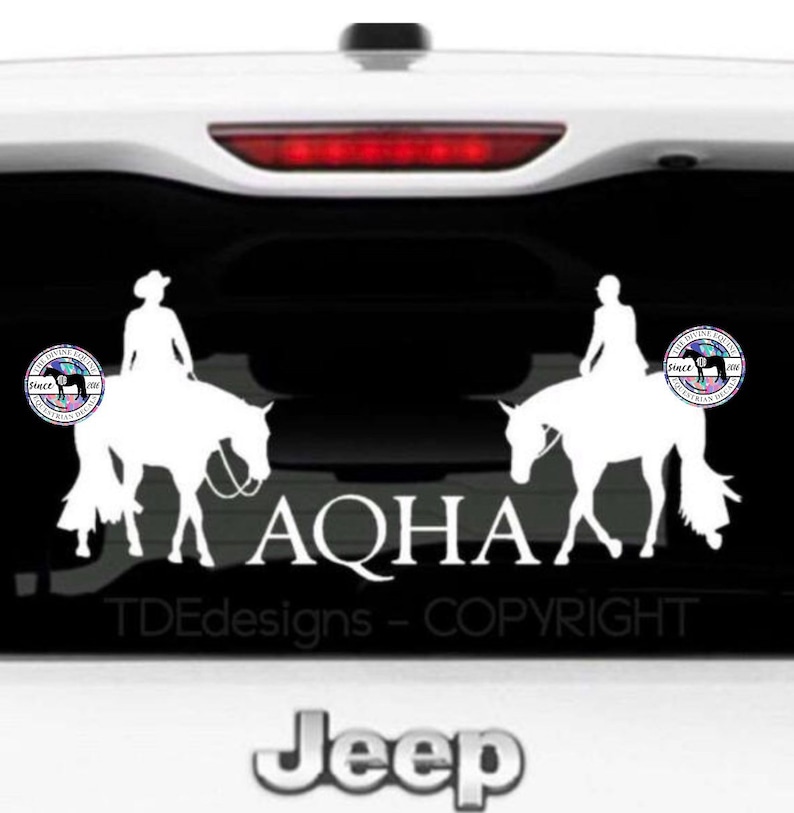 以下が含まれることがあります： 黒い背景に、馬に乗った2人のライダーの白いシルエットと、「AQHA」と「TDEdesigns - COPYRIGHT」の文字が書かれています。画像には、「The Divine Equine」と「Since 2008」の文字が書かれた円形のロゴも2つ含まれています。