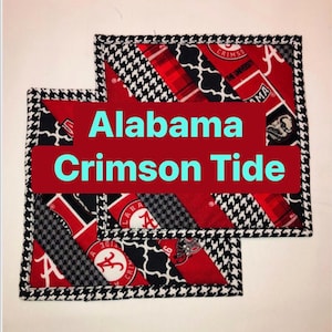 Puede incluir: Dos posavasos cuadrados de tela con un diseño de patchwork. Los posavasos presentan patrones rojos, negros y blancos, incluyendo pata de gallo, cuadros escoceses y logotipos universitarios. El texto "Alabama Crimson Tide" se muestra de forma destacada.