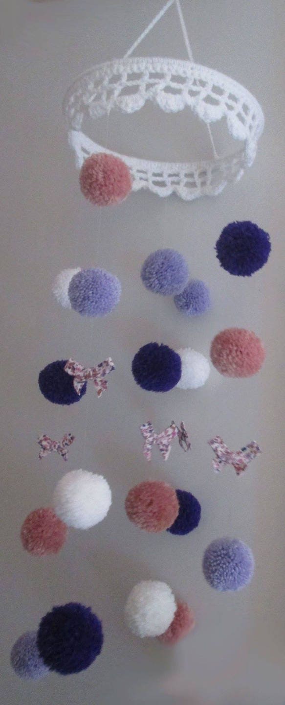 Suspension à Pompons et Petits Nœuds en Tissu