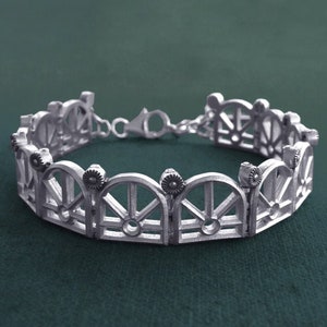 Bracelet délicat dans l'esprit architectural des grandes orangeries de la Renaissance en argent 925 fait main en France fermé | Res Mirum