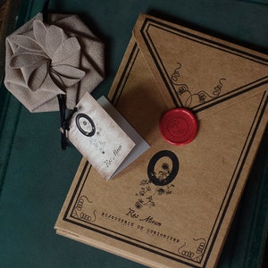 Packaging des bijoux Res Mirum, pochette en velours beige & enveloppe en carton recyclée et encre végétale