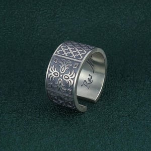 Peut inclure: Bague en argent avec un motif géométrique complexe et le mot "Res" gravé sur le côté.