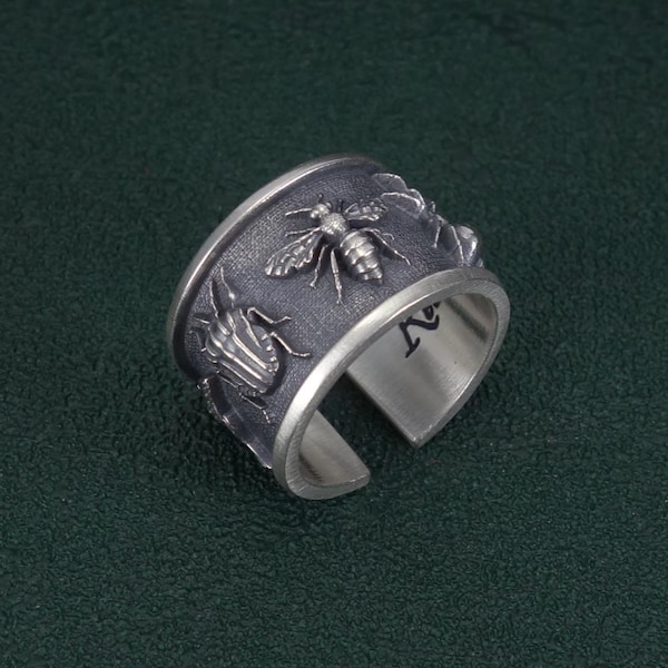 Originale anello in argento massiccio per gli amanti degli insetti; un anello robusto e dettagliato raffigurante un'ape, una farfalla, un grillo, un insetto e un ragno.