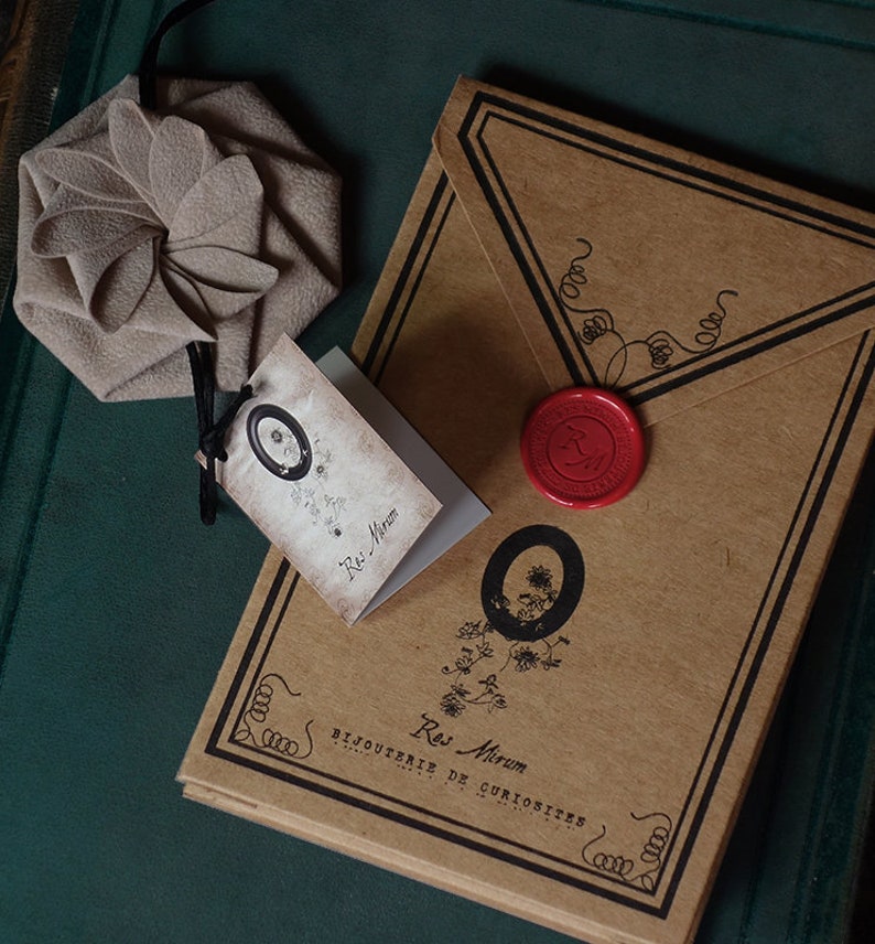 Packaging des bijoux Res Mirum, pochette en velours beige & enveloppe en carton recyclée et encre végétale