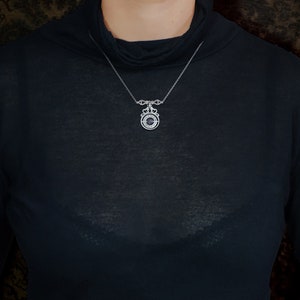 Collier sphère armillaire et arabesques avec axe tournant autour d'une perle de labradorite en argent massif made in France porté | Res Mirum