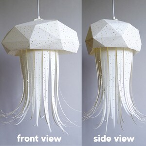 K&ouml;nnte beinhalten: Wei&szlig;e Papierlampe in Form einer Qualle mit geometrischem Muster und wei&szlig;en Papiertentakeln. Die Lampe h&auml;ngt von der Decke. Das Bild zeigt die Lampe von vorne und von der Seite. "Vorderansicht" und "Seitenansicht" stehen unter den Bildern.