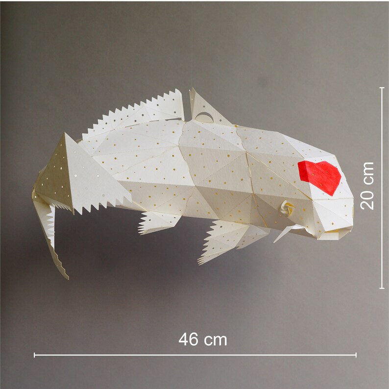 K&ouml;nnte beinhalten: Wei&szlig;e Papierfischskulptur mit einem roten Herzen an der Seite. Der Fisch ist 46 cm lang und 20 cm hoch.