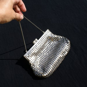 Vintage metalen nettas zilverkleurige avondtasje kleine decoratieve handtas maliënkolder