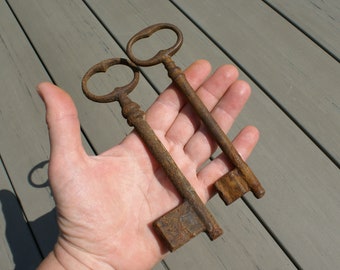 Extra Large Rusty Skeleton Keys 15 cm 6 inch two vintage barrel key set rustic farmhouse décor
