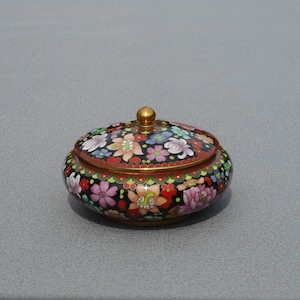 Vintage Messing Emaille Blumenkasten: Kunstvolle Runde Schmucktruhe
