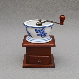 Holz und Delft Keramik Kaffeemühle Vintage manuelle Kaffeemühle weiß und Delft blau Porzellanmühle Arbeitszustand