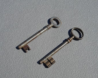Two large vintage skeleton keys 4 inch 10 cm old barrel key set