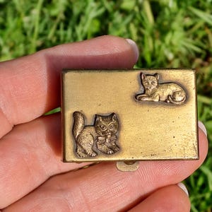 Vintage Messing Pillendose mit Katze Bas Relief Tasche Medizin Behälter 2 Kätzchen Schnupftabakdose