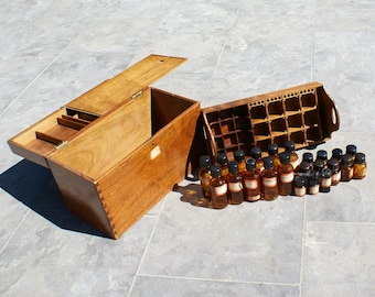 Coffret d'apothicaire ancien : coffret de laboratoire d'alchimiste vintage avec flacons en verre ambré et fournitures de sorcellerie