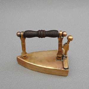 Antike mini Eisen Manschette und Kragen 1900er Jahre Vintage Messing Eisen kleines trauriges Eisen Viktorianische Flacheisen Miniatur Messingeisen