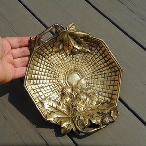 plateau en laiton vintage plaque en relief art nouveau plateau de vanité avec poignées figural trinket tray anneau plat bol de fruits plat de bonbons