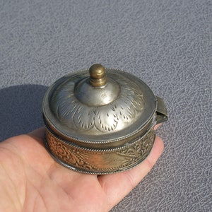 Runde Metallbox Vintage Schmuckkiste Schmuckschatulle mit Deckel kleine dekorative Deckeldose Sammlerstück Vintage