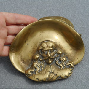Vide poche en laiton vintage vide-poche plateau en laiton bibelot mousquetaire dans un chapeau assiette tête d'homme plateau de cartes cendrier antique