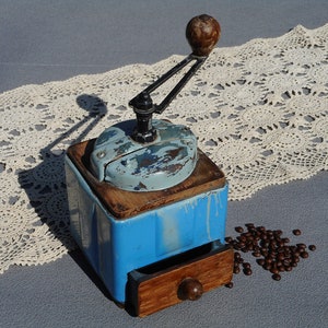 Vintage working coffee grinder old hand crank grinder metal coffee mill manual grinder for coffee beans rustic primitive country café décor