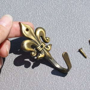 Kleine messing Fleur de Lis haak vintage wandhanger Franse vintage wandhaak