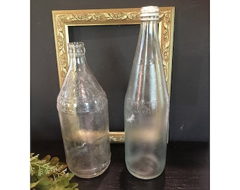 Botellas de refresco de vidrio antiguas, transparentes, juego de 2, decorativas, principios del siglo XX, adornadas, para bebidas, coleccionables, de 23 a 28 cm de alto, en relieve, con efecto brumoso, cerveza de raíz de papá.
