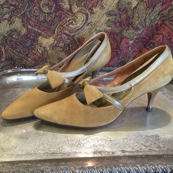 Women's vintage camel tan suede dress shoes,bow,fancy,3" low heel,Lifestride,size 8.5,pumps,retro,costume,1980s,wedding,classic,business