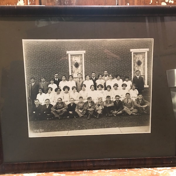 Large framed Antique portrait photo,21x17,brown tiger stripe wood frame,black and white,sepia,1900s,class photo,group photo,students