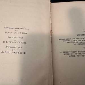 Puede incluir: Una imagen en blanco y negro de la p&aacute;gina de copyright de un libro. El texto dice "Copyright, 1889, 1894, 1905 by G.P. Putnam's Sons. Copyright, 1908 by G.P. Putnam's Sons. Copyright, 1914 by G.P. Putnam's Sons." La p&aacute;gina derecha del libro tiene el siguiente texto: "A Edwin Booth cuya pronunciaci&oacute;n precisa y erudita del idioma ingl&eacute;s ha sido para el pueblo durante m&aacute;s de una generaci&oacute;n un modelo de excelencia y gracia. Este libro est&aacute; dedicado con respeto como un homenaje a la admiraci&oacute;n del autor por su actor y su car&aacute;cter."
