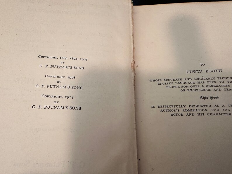 Puede incluir: Una imagen en blanco y negro de la p&aacute;gina de copyright de un libro. El texto dice "Copyright, 1889, 1894, 1905 by G.P. Putnam's Sons. Copyright, 1908 by G.P. Putnam's Sons. Copyright, 1914 by G.P. Putnam's Sons." La p&aacute;gina derecha del libro tiene el siguiente texto: "A Edwin Booth cuya pronunciaci&oacute;n precisa y erudita del idioma ingl&eacute;s ha sido para el pueblo durante m&aacute;s de una generaci&oacute;n un modelo de excelencia y gracia. Este libro est&aacute; dedicado con respeto como un homenaje a la admiraci&oacute;n del autor por su actor y su car&aacute;cter."