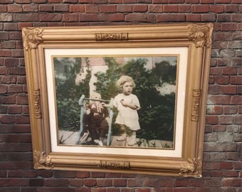 Fotografía antigua coloreada enmarcada en madera dorada de gran tamaño de un niño pequeño y una muñeca, impresión, tarjeta de gabinete, frente de vidrio, 25 x 21, fotografía de principios del siglo XX, niños