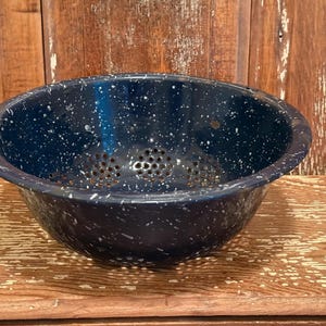 Dark blue speckled enamel graniteware colander,strainer,enamel cookware,kitchen strainer,centerpiece,rustic,farmhouse,kitchen decor,footed