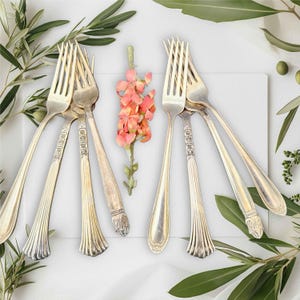 Set of 8 Tarnished antique silverplate dinner forks,Art Deco,Reed Barton,Holmes Edwards,floral handle,ornate silver fork set,wedding day,DIY