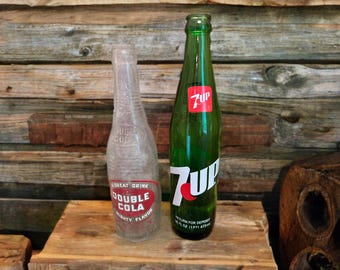 Botellas de refresco de vidrio verde transparente antiguas, etiqueta blanca, juego de 2, Double Cola, 7 UP, década de 1920, bebidas, coleccionables, 10" de alto, duraglas, con niebla, florero