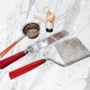 Ustensiles de cuisine avec manche en plastique rouge en bakélite, lot de 3, gadgets, rustique, tamis, casse-gâteau, Progressus, Englishtown, écarteur de glaçage, décoration de boulangerie
