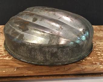 Antique round baking mold,fluted,lid,distressed,pating,8' round,deep,centerpiece,farmhouse,rustic,kitchen baker decor