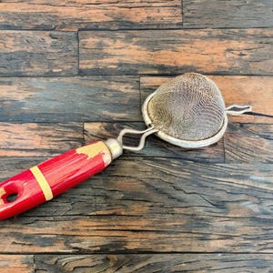 Petite passoire en maille, ustensile de cuisine vintage avec manche en bois rouge, fournitures de mise en conserve, chippy, passoire, décoration de cuisine rustique, décoration de cuisine de ferme,
