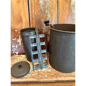 Alte Eismaschine, ACME Gefrierschrank, antike Metall Eismaschine, Eimer aus verzinktem Stahl, komplettes Set, Dekor auf der Vorderseite, rostige Patina