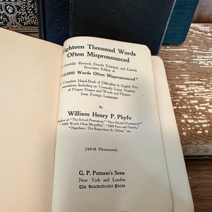 Puede incluir: Un libro antiguo titulado "Eighteen Thousand Words Often Mispronounced" de William Henry P. Phyfe. El libro es una gu&iacute;a completa de las dificultades en la pronunciaci&oacute;n inglesa, incluyendo un n&uacute;mero inusualmente grande de nombres propios, palabras y frases de idiomas extranjeros. Es la edici&oacute;n n&uacute;mero 125.000.