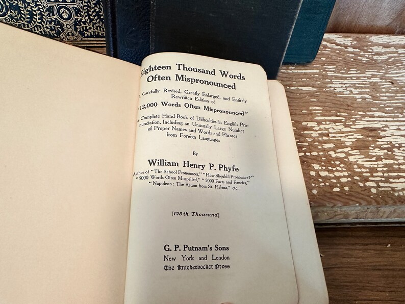 Puede incluir: Un libro antiguo titulado "Eighteen Thousand Words Often Mispronounced" de William Henry P. Phyfe. El libro es una gu&iacute;a completa de las dificultades en la pronunciaci&oacute;n inglesa, incluyendo un n&uacute;mero inusualmente grande de nombres propios, palabras y frases de idiomas extranjeros. Es la edici&oacute;n n&uacute;mero 125.000.