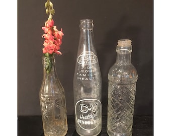 Antiguas botellas de refresco de vidrio, transparentes, juego de 3, decorativas, principios del siglo XX, ornamentadas, para bebidas, coleccionables, 23 cm de alto, repujadas, empañadas, para licores, letras blancas.