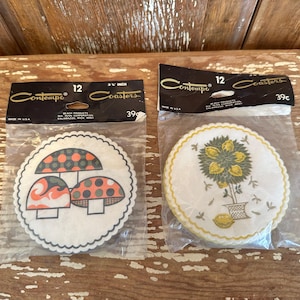 Puede incluir: Dos paquetes de posavasos Contempo. Uno presenta un diseño de hongo con lunares naranjas, grises y. El otro tiene un diseño de limonero. Cada paquete contiene 12 posavasos, cada uno de 8,89 cm de diámetro.