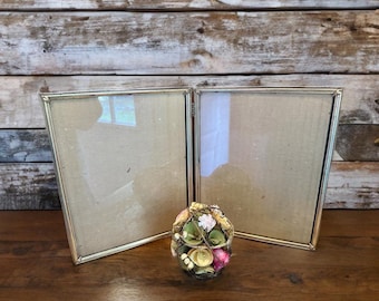 Marco doble dorado, elegante, marco plegable, 8 x 10, frente de vidrio, tablero de mesa, marco de fotos adornado, marco de fotos Art Deco, día de la boda, marco de los años 60,