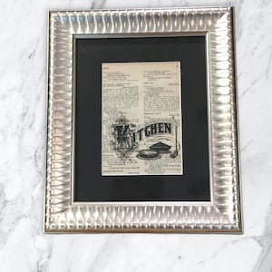 Könnte beinhalten: Ein gerahmter Schwarzweiß-Vintage-Druck eines Rezepts aus dem Magazin "The Kitchen". Der Druck zeigt ein Rezept für Tomatenbrühe und eine Zeichnung einer Torte und einer Schöpfkelle.