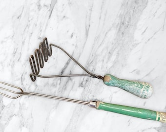 Utensilios de cocina con mango de madera verde, raya blanca, juego de 2, chippy, tenedor para carne, picador y machacador de alimentos, rústico, utensilios de cocina de granja