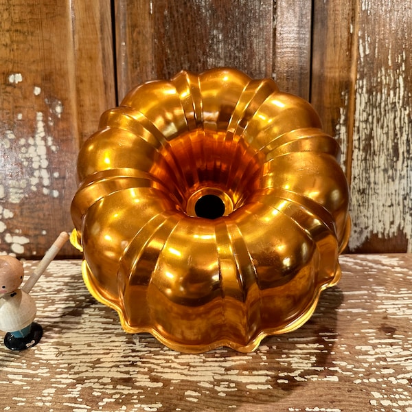 Copper jello mold,bundt cake pan,round mold,fluted,swirl,copper kitchen wall decor,bakery decor,bakers gift,pudding mold