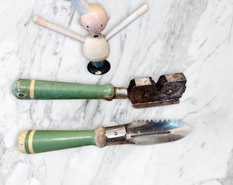 Utensilios de cocina con mango de madera verde, raya blanca, juego de 2, oxidado, astillado, pelador de manzanas, sacapuntas, rústico, utensilios de cocina de granja